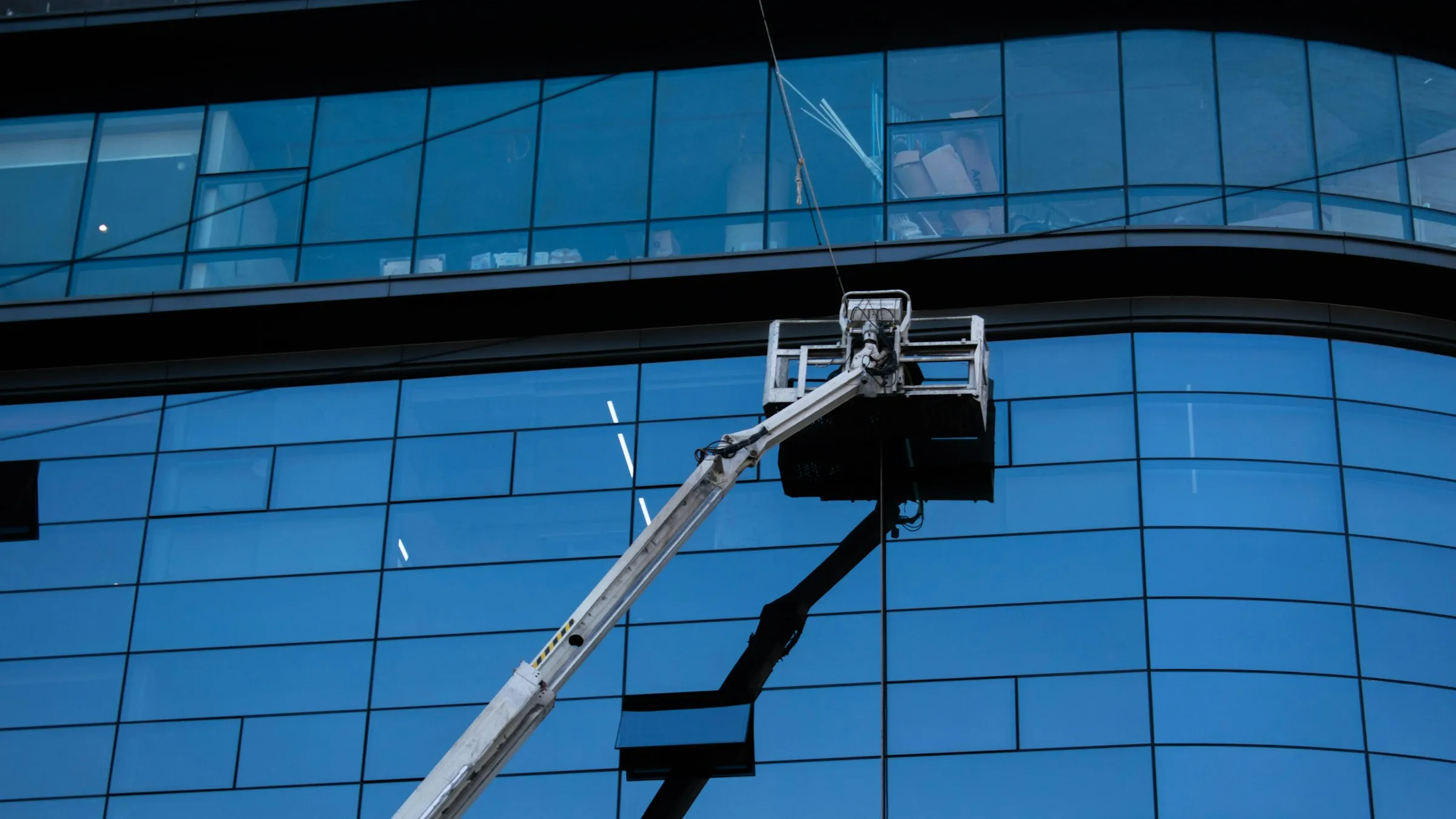 Fensterreinigung an einer Glasfassade